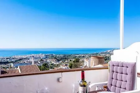 Bonito Con Preciosas Vistas Y Piscina Nerja